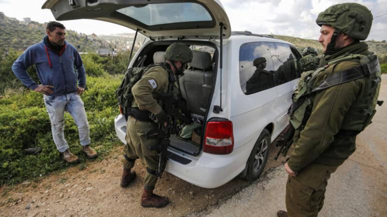قوات الكيان الإسرائيلي تفتش السيارات والمنازل بحثا عن الشاب منفذ هجوم البارحة
