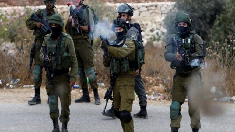 جيش الكيان الإسرائيلي يطلق النار على شاب فلسطيني بزعم محاولة الهجوم بسكين في بيت لحم