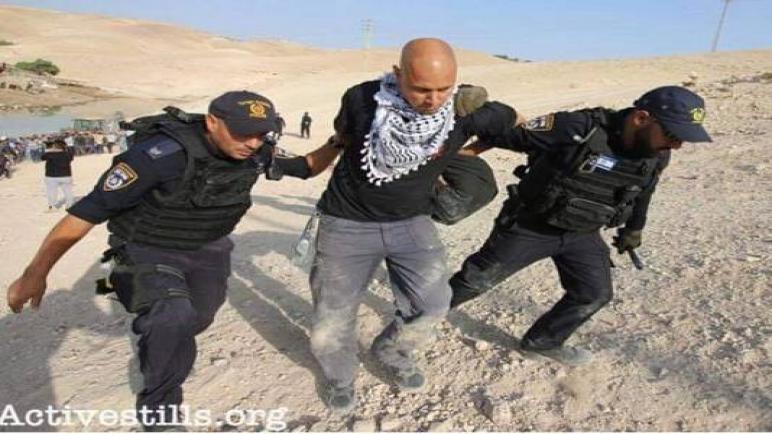 الشرطة الإسرائيلية تعتقل ناشط هولندي ألقى بنفسه أمام الجرافات دفاعا عن قرية خان الأحمر