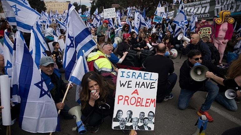 الإثنين الأسود لدى الكيان الإسرائيلي: عشرات الآلاف يتظاهرون ضد خطط الحكومة
