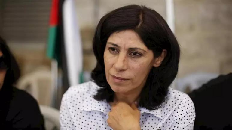 الكيان الإسرائيلي يعتقل البرلمانية الفلسطينية خالدة جرار من منزلها في رام الله