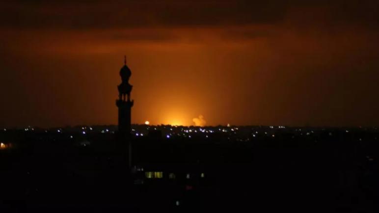 غارات إسرائيلية على قطاع غزة بعد إطلاق صواريخ بالتزامن مع اتفاق التطبيع