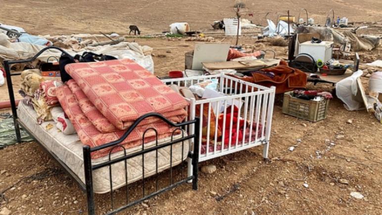 الكثير من العائلات الفلسطينية أصبحت بلا مأوى بعد قيام الجيش الإسرائيلي بهدم خيامهم ومنازل الصفيح في الضفة الغربية