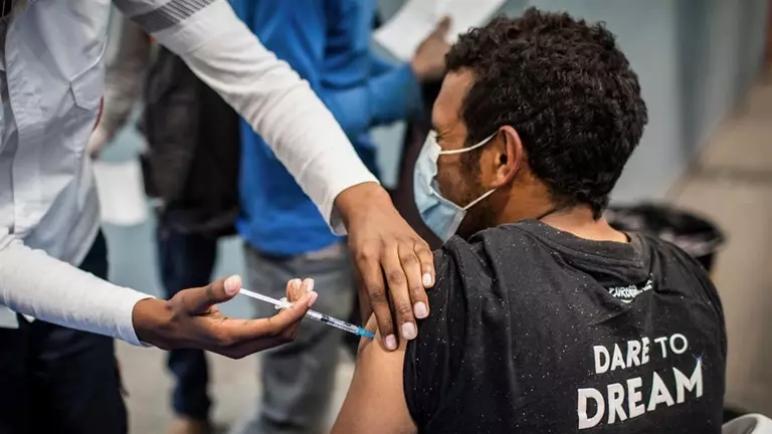 الكيان الإسرائيلي يبدأ بتطعيم حوالي مائة ألف عامل فلسطيني
