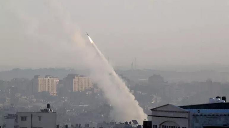 جيش الكيان الإسرائيلي يزعم أنه هاجم منشئات لحماس رداً على صاروخ أطلق من غزة