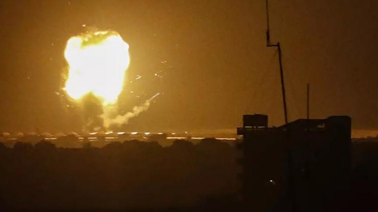 الكيان الإسرائيلي ينفذ غارات جوية صباح اليوم رداً على إطلاق صواريخ من قطاع غزة