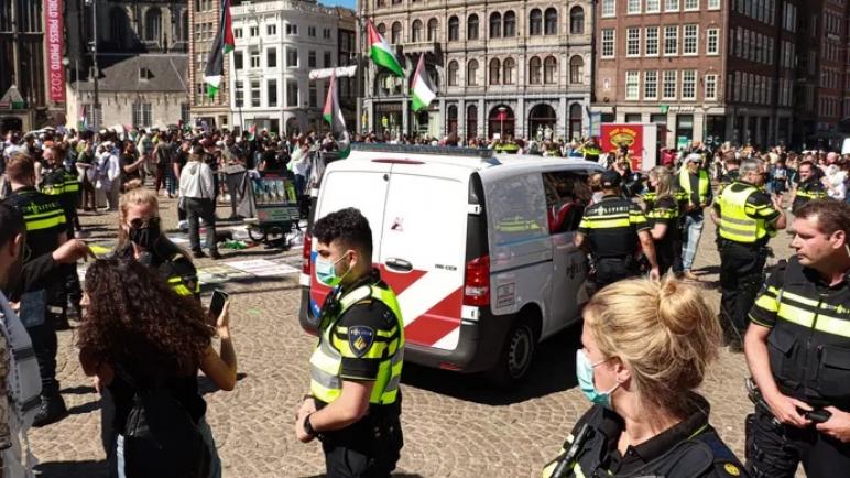 الإفراج عن اثنين من المتظاهرين تم اعتقالهما البارحة أثناء مظاهرة مؤيدة لفلسطين في ساحة دام بأمستردام