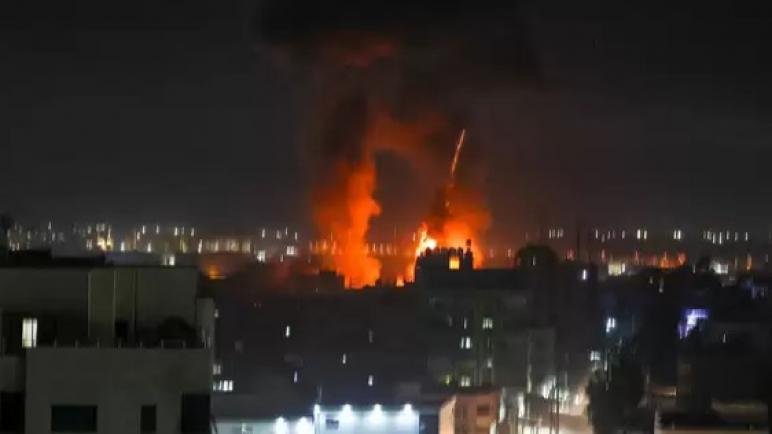 الكيان الإسرائيلي يشن أول غارة جوية على قطاع غزة منذ وقف إطلاق النار