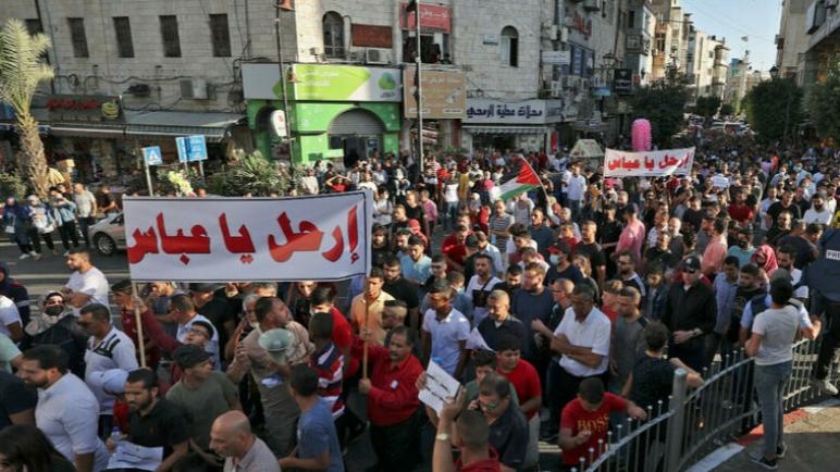 الاحتجاجات في الضفة الغربية هي تجسيد نهائي لنزع الشرعية عن محمود عباس