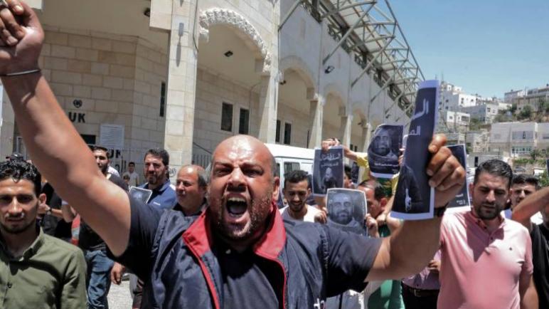 الرئيس الفلسطيني عباس يتعرض لضغوط الإحتجاجات منذ عدة أسابيع
