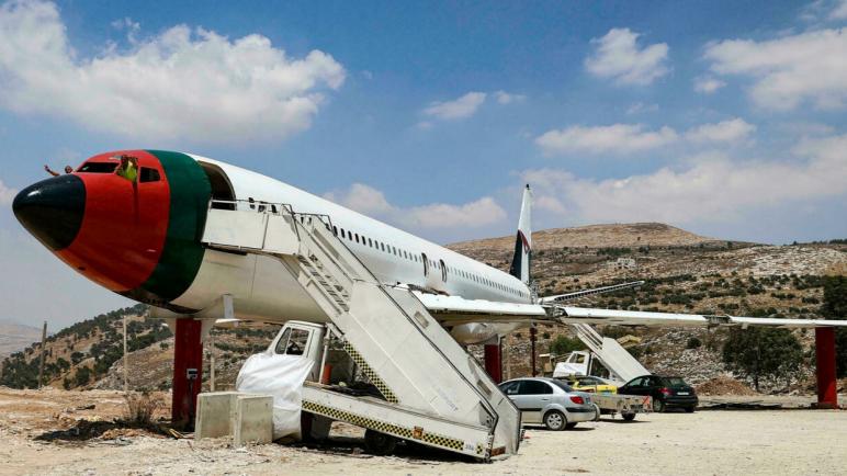 توأمان فلسطينيان يحولان طائرة بوينج 707 إلى مطعم في نابلس بالضفة الغربية المحتلة