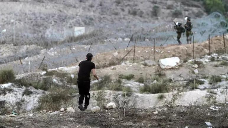 جيش الكيان الإسرائيلي يطلق النار على شاب فلسطيني بزعم محاولة طعن