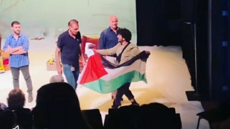 نشطاء حركة BDS يعطلون عروض مسرحية إسرائيلية في هولندا: “لا تعطوا منصة للفصل العنصري للتغطية على جرائم الاحتلال”