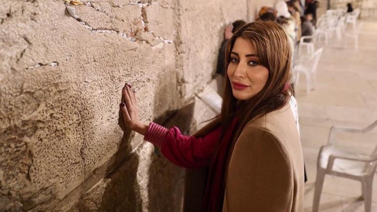 ملكة جمال العراق تثير الجدل بعد نشر صورة أمام حائط البراق ووصفها للقدس بـ”المدينة الإسرائيلية المفضلة” 