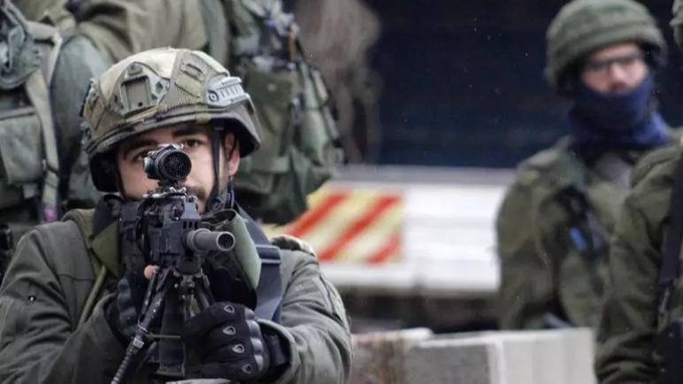 الكيان الإسرائيلي يأذن لجنوده بفتح النار على الفلسطينيين حتى أثناء الفرار وعدم تشكيلهم أي تهديد