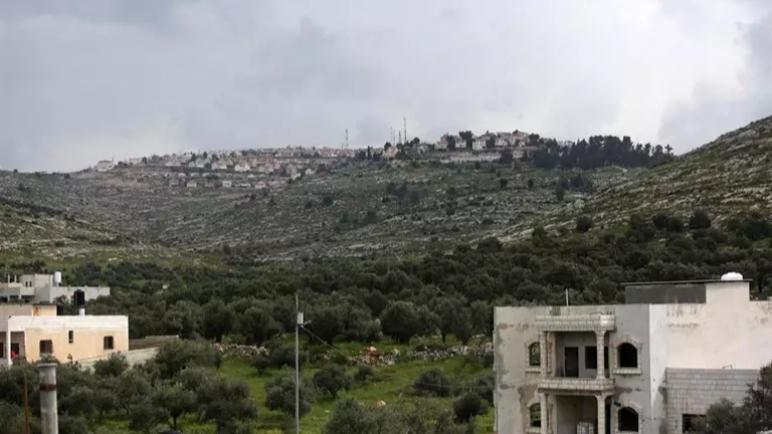 نائب وزير اسرائيلي يصف المستوطنين في مستوطنة شمال الضفة الغربية بأنهم “دون البشر”