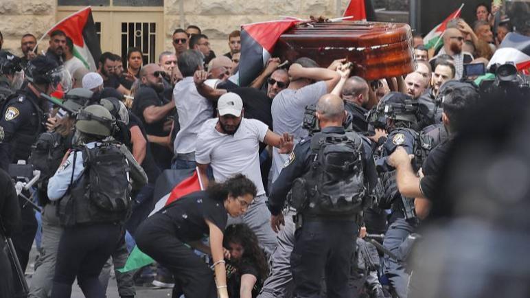 قوات الأمن الإسرائيلية تستخدم العنف ضد المشاركين في جنازة الصحفية شيرين أبو عاقلة